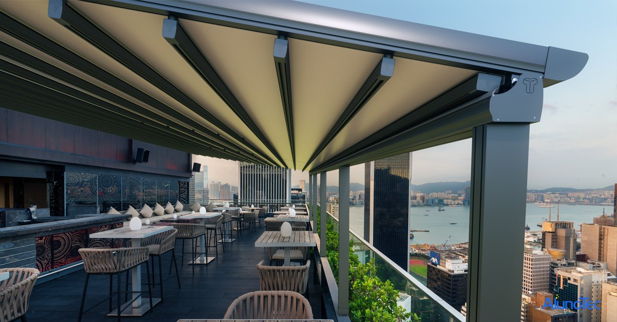 Retractable Roof in Outdoor Restaurant